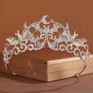 Elegant Silver Tiara with Crystal Accents